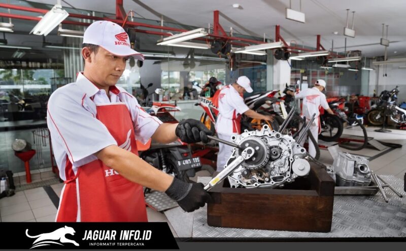 Mekanik AHASS sedang melakukan pengecekan mesin motor Honda dalam program Promo MAYDAY AHASS di wilayah SulutGoMalut.