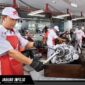 Mekanik AHASS sedang melakukan pengecekan mesin motor Honda dalam program Promo MAYDAY AHASS di wilayah SulutGoMalut.