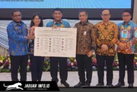 Gubernur Sulawesi Utara Yulius Selvanus foto bersama jajaran KPK RI dan Kementerian ATR/BPN usai melakukan penandatanganan kerja sama Transformasi Layanan Pertanahan di Wisma Negara Sulut, Selasa (12/5/2026).