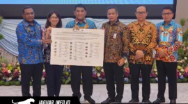 Gubernur Sulawesi Utara Yulius Selvanus foto bersama jajaran KPK RI dan Kementerian ATR/BPN usai melakukan penandatanganan kerja sama Transformasi Layanan Pertanahan di Wisma Negara Sulut, Selasa (12/5/2026).