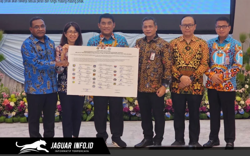 Gubernur Sulawesi Utara Yulius Selvanus foto bersama jajaran KPK RI dan Kementerian ATR/BPN usai melakukan penandatanganan kerja sama Transformasi Layanan Pertanahan di Wisma Negara Sulut, Selasa (12/5/2026).