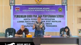 Kabid Pendidikan Kristen Kanwil Kemenag Sulut, Pdt. Franky Rompas, saat memberikan arahan dan menyerahkan sertifikat PPG kepada guru PAK di Minahasa Tenggara. (Foto: Dok. Kemenag)