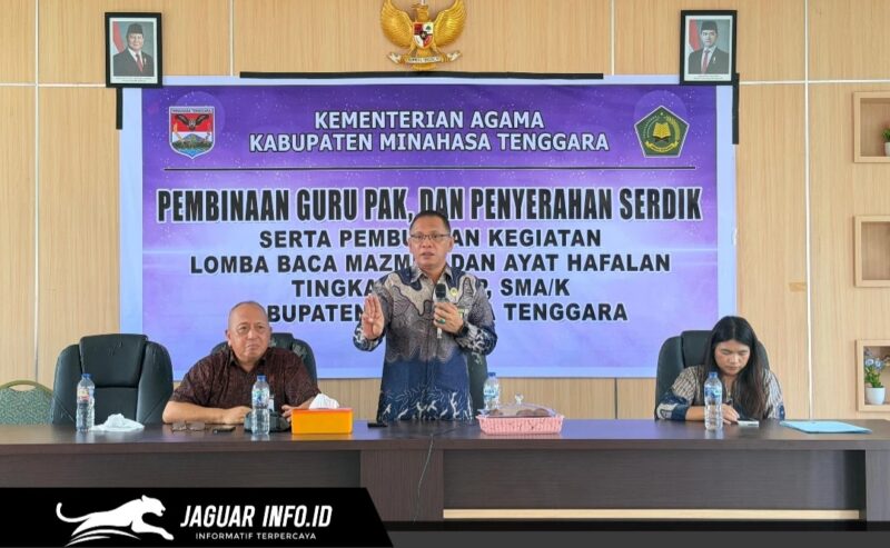Kabid Pendidikan Kristen Kanwil Kemenag Sulut, Pdt. Franky Rompas, saat memberikan arahan dan menyerahkan sertifikat PPG kepada guru PAK di Minahasa Tenggara. (Foto: Dok. Kemenag)