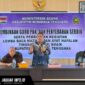 Kabid Pendidikan Kristen Kanwil Kemenag Sulut, Pdt. Franky Rompas, saat memberikan arahan dan menyerahkan sertifikat PPG kepada guru PAK di Minahasa Tenggara. (Foto: Dok. Kemenag)