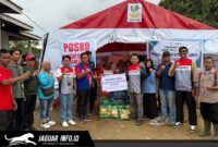 Petugas Pertamina menyerahkan secara simbolis bantuan logistik di Posko Tanggap Darurat Kota Kendari, Sulawesi Tenggara.