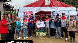 Petugas Pertamina menyerahkan secara simbolis bantuan logistik di Posko Tanggap Darurat Kota Kendari, Sulawesi Tenggara.