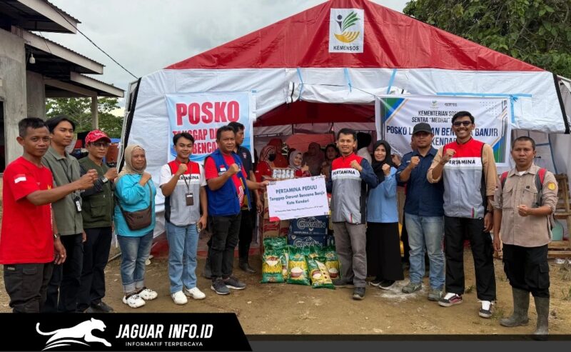 Petugas Pertamina menyerahkan secara simbolis bantuan logistik di Posko Tanggap Darurat Kota Kendari, Sulawesi Tenggara.