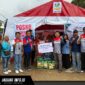 Petugas Pertamina menyerahkan secara simbolis bantuan logistik di Posko Tanggap Darurat Kota Kendari, Sulawesi Tenggara.