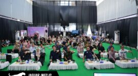 Jajaran manajemen dan staf saat mengikuti sesi edukasi kesehatan mental karyawan Pertamina di Makassar untuk meningkatkan produktivitas kerja.