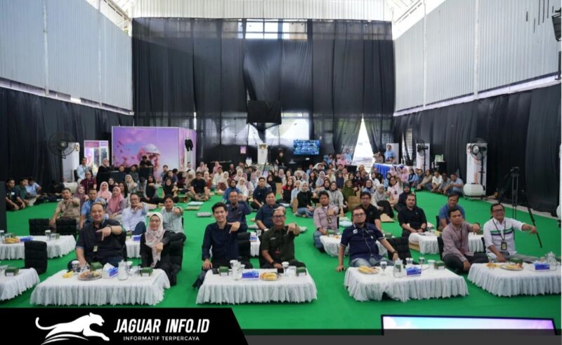 Jajaran manajemen dan staf saat mengikuti sesi edukasi kesehatan mental karyawan Pertamina di Makassar untuk meningkatkan produktivitas kerja.