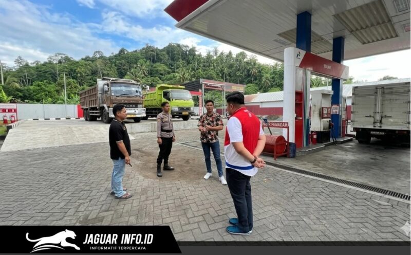 Tim Pertamina Patra Niaga Regional Sulawesi saat melakukan pemantauan langsung di salah satu SPBU Kota Manado guna memastikan kelancaran distribusi Biosolar dan mengecek ketersediaan stok BBM subsidi di lapangan.