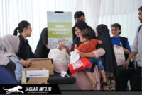 Petugas Pertamina Patra Niaga Regional Sulawesi saat melayani warga dalam agenda Pasar Murah Pertamina Makassar di Kantor Kecamatan Ujung Tanah.