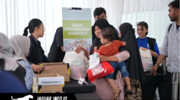 Petugas Pertamina Patra Niaga Regional Sulawesi saat melayani warga dalam agenda Pasar Murah Pertamina Makassar di Kantor Kecamatan Ujung Tanah.