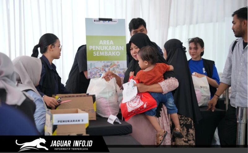 Petugas Pertamina Patra Niaga Regional Sulawesi saat melayani warga dalam agenda Pasar Murah Pertamina Makassar di Kantor Kecamatan Ujung Tanah.