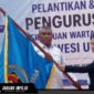 Ketua PWI Sulawesi Utara, Sintya Bojoh, menyerahkan pataka organisasi kepada Hut Kamrin dalam acara pelantikan di Manado.