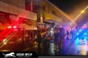 Petugas pemadam kebakaran saat berupaya memadamkan kobaran api di area luar gedung pusat perbelanjaan.