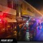 Petugas pemadam kebakaran saat berupaya memadamkan kobaran api di area luar gedung pusat perbelanjaan.