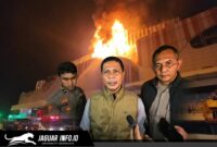 Peristiwa kebakaran Mega Mall Manado merenggut satu korban jiwa dan empat orang selamat. Polisi dan tim gabungan masih menyelidiki penyebab pasti amukan api.