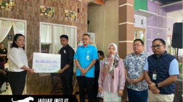 (FOTO: Penyerahan santunan BPJS Ketenagakerjaan Manado secara simbolis kepada ahli waris korban kebakaran Mega Mall Manado.)