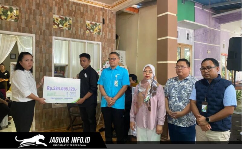 ​(FOTO: Penyerahan santunan BPJS Ketenagakerjaan Manado secara simbolis kepada ahli waris korban kebakaran Mega Mall Manado.)