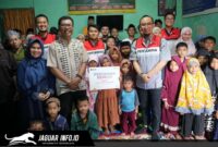 Manajemen Pertamina Patra Niaga Regional Sulawesi saat menyalurkan bantuan program Pertamina BERKAH kepada anak-anak di Yayasan Al Aqza, Makassar.