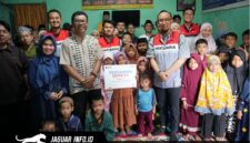 Manajemen Pertamina Patra Niaga Regional Sulawesi saat menyalurkan bantuan program Pertamina BERKAH kepada anak-anak di Yayasan Al Aqza, Makassar.