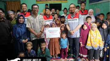 Manajemen Pertamina Patra Niaga Regional Sulawesi saat menyalurkan bantuan program Pertamina BERKAH kepada anak-anak di Yayasan Al Aqza, Makassar.