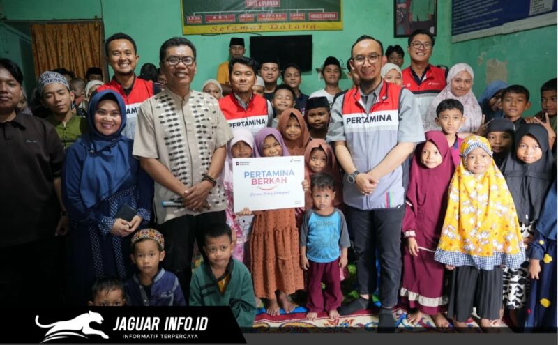 Manajemen Pertamina Patra Niaga Regional Sulawesi saat menyalurkan bantuan program Pertamina BERKAH kepada anak-anak di Yayasan Al Aqza, Makassar.