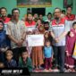 Manajemen Pertamina Patra Niaga Regional Sulawesi saat menyalurkan bantuan program Pertamina BERKAH kepada anak-anak di Yayasan Al Aqza, Makassar.