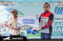 Petugas Integrated Terminal Kendari melayani warga yang menukarkan kupon dengan paket sembako bersubsidi dalam kegiatan pasar murah di Kantor Kecamatan Kendari, Sulawesi Tenggara.