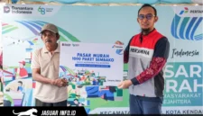 Petugas Integrated Terminal Kendari melayani warga yang menukarkan kupon dengan paket sembako bersubsidi dalam kegiatan pasar murah di Kantor Kecamatan Kendari, Sulawesi Tenggara.