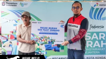 Petugas Integrated Terminal Kendari melayani warga yang menukarkan kupon dengan paket sembako bersubsidi dalam kegiatan pasar murah di Kantor Kecamatan Kendari, Sulawesi Tenggara.
