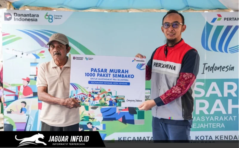Petugas Integrated Terminal Kendari melayani warga yang menukarkan kupon dengan paket sembako bersubsidi dalam kegiatan pasar murah di Kantor Kecamatan Kendari, Sulawesi Tenggara.