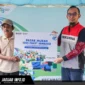 Petugas Integrated Terminal Kendari melayani warga yang menukarkan kupon dengan paket sembako bersubsidi dalam kegiatan pasar murah di Kantor Kecamatan Kendari, Sulawesi Tenggara.