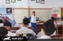 Instruktur Safety Riding PT DAW saat memberikan edukasi safety riding Honda mengenai teknik berkendara yang aman di depan para siswa SMAN 1 Airmadidi.
