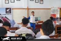 Instruktur Safety Riding PT DAW saat memberikan edukasi safety riding Honda mengenai teknik berkendara yang aman di depan para siswa SMAN 1 Airmadidi.