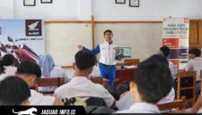 Instruktur Safety Riding PT DAW saat memberikan edukasi safety riding Honda mengenai teknik berkendara yang aman di depan para siswa SMAN 1 Airmadidi.
