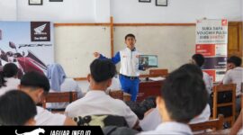 Instruktur Safety Riding PT DAW saat memberikan edukasi safety riding Honda mengenai teknik berkendara yang aman di depan para siswa SMAN 1 Airmadidi.