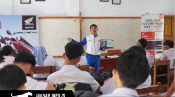 Instruktur Safety Riding PT DAW saat memberikan edukasi safety riding Honda mengenai teknik berkendara yang aman di depan para siswa SMAN 1 Airmadidi.