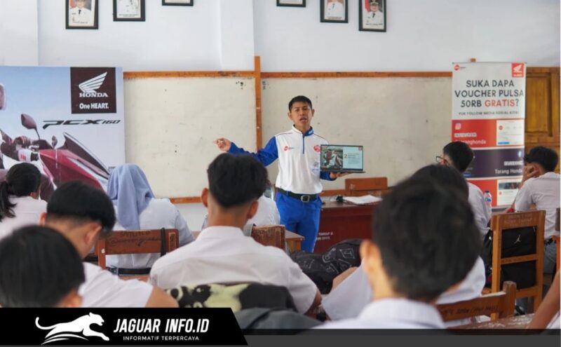 Instruktur Safety Riding PT DAW saat memberikan edukasi safety riding Honda mengenai teknik berkendara yang aman di depan para siswa SMAN 1 Airmadidi.