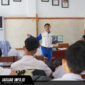 Instruktur Safety Riding PT DAW saat memberikan edukasi safety riding Honda mengenai teknik berkendara yang aman di depan para siswa SMAN 1 Airmadidi.