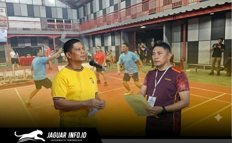 Kapolresta Manado membuka Turnamen Bulutangkis Polresta Manado 2026 di Naushad Badminton Hall untuk menyambut Hari Bhayangkara ke-80.