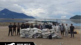 Polisi menyelidiki penemuan perahu bermuatan sianida di Kepulauan Sitaro setelah seorang ABK ditemukan tewas di tengah laut.