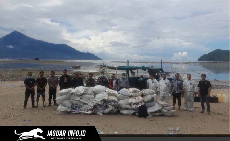 Polisi menyelidiki penemuan perahu bermuatan sianida di Kepulauan Sitaro setelah seorang ABK ditemukan tewas di tengah laut.
