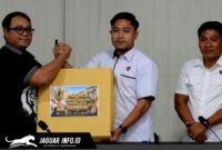 Dirreskrimsus Polda Sulut, Kombes Pol FX Winardi Prabowo, saat memimpin kegiatan Analisa dan Evaluasi (Anev) penanganan perkara korupsi bersama jajaran Kasat Reskrim. 