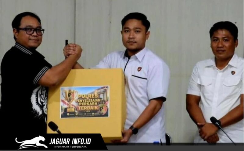 Dirreskrimsus Polda Sulut, Kombes Pol FX Winardi Prabowo, saat memimpin kegiatan Analisa dan Evaluasi (Anev) penanganan perkara korupsi bersama jajaran Kasat Reskrim. 