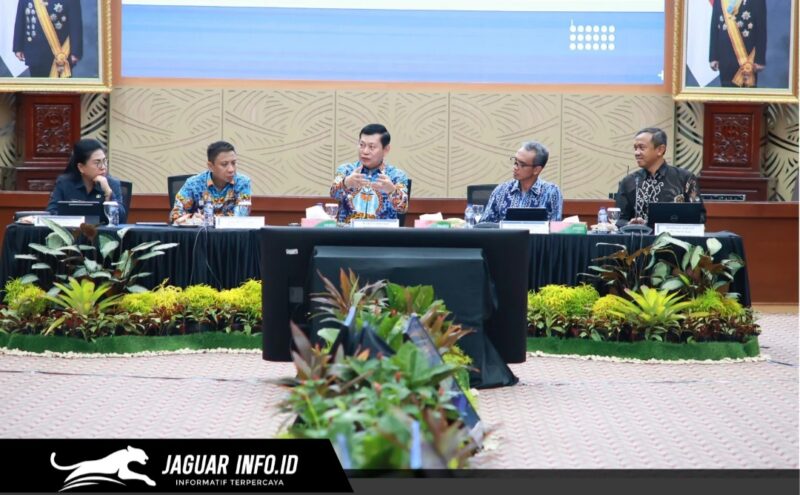 Wakil Gubernur Sulawesi Utara bersama Kepala Kantor Perwakilan Bank Indonesia Provinsi Sulut saat memimpin jalannya Dedicated Team Meeting (DTM) RIRU 2026 di Kota Manado.