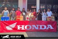 Perwakilan manajemen PT DAW saat menyerahkan bantuan buku dan alat tulis secara simbolis kepada para siswa SD GMIM 22 Wangurer dalam aksi CSR Pendidikan DAW.