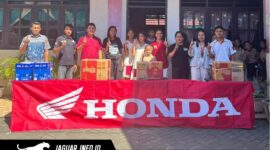 Perwakilan manajemen PT DAW saat menyerahkan bantuan buku dan alat tulis secara simbolis kepada para siswa SD GMIM 22 Wangurer dalam aksi CSR Pendidikan DAW.