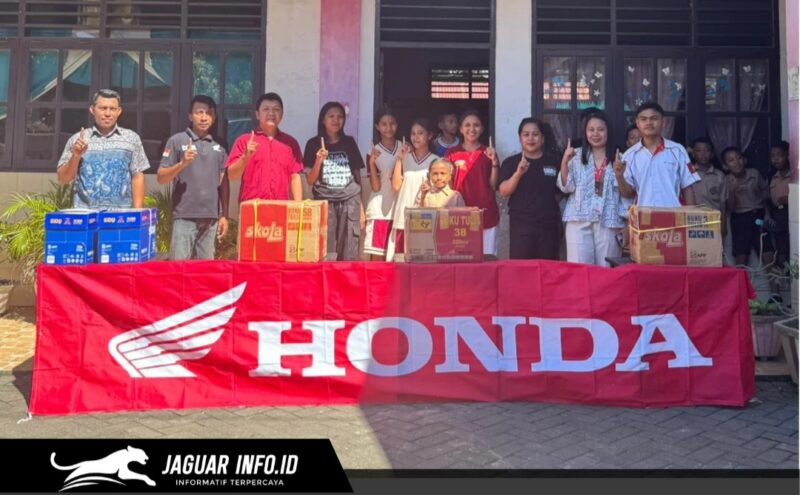 Perwakilan manajemen PT DAW saat menyerahkan bantuan buku dan alat tulis secara simbolis kepada para siswa SD GMIM 22 Wangurer dalam aksi CSR Pendidikan DAW.